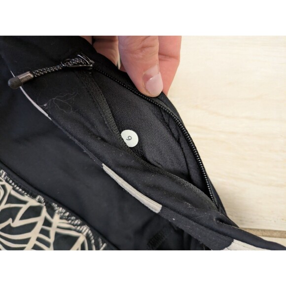 Lululemon Pretty Palm Run Times Shorts  SIZE 6 Black White Speed Shorts - Picture 6 of 6